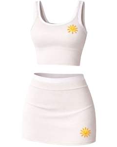 ชุดเซ็ตกระโปรงสองชิ้นสีไอวอรี่สำหรับผู้หญิง เสื้อครอปท็อปติดแพทช์รูปพระอาทิตย์น่ารัก พร้อมกระโปรงมินิเอวสูง ผ้าสเตรช ชุดฤดูร้อน - Product Image 1