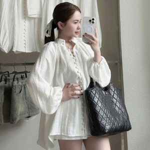 Conjunto de Blusa Blanca de Manga Larga con Cuello en V y Pantalones Cortos de Cintura Alta para Mujer, Ropa Casual para Vacaciones y Resort, Ecológica y Antiarrugas - Product Image 4