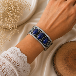Brazalete Ovalado Unisex de Latón Chapado en Oro/Plata con Tres Piedras de Lapislázuli Estilo Vintage Hecho a Mano de Blue Empire - Product Image 2