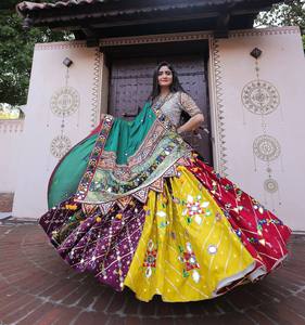 Conjunto de Lehenga Choli Tradicional de Muselina Estilo Gujarati con Estampado Digital Premium y Trabajo de Espejo para Mujer - Product Image 3