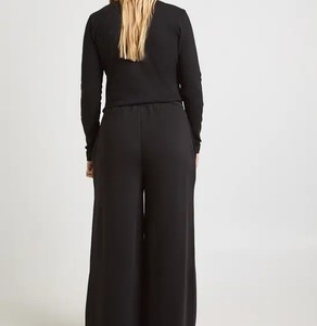 Conjunto de Sudadera de Cuello Redondo Minimalista para Mujer y Pantalones de Pierna Recta, Proveedor de Ropa al por Mayor de Marca Privada, Logotipo Personalizado OEM - Product Image 2