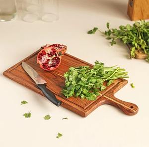 Planche à découper en bois naturel très demandée pour la préparation des aliments sur le comptoir de cuisine, avec un design en bois robuste et durable, disponible à la vente - Product Image 4