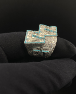 Bague Hip Hop en Or avec Moissanite - Product Image 4