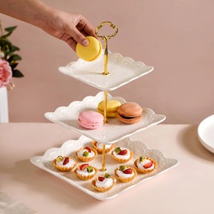 Support à dessert en métal de qualité supérieure, construction en fer durable avec finition lisse, idéal pour une présentation élégante des desserts et une présentation sur table. - Product Image 1
