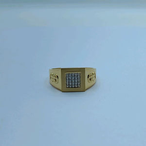Anillo de Oro Amarillo para Hombre con Racimo de Diamantes Cuadrados en la Parte Superior y Banda Pulida Refinada, Estilo Contemporáneo - Product Image 1