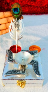 Caja de Puja Plateada para el Dios Krishna con Swastik Roli Chawal, Soporte Majestuoso de Hoja de Swastik para el Ídolo del Dios Krishna - Product Image 2