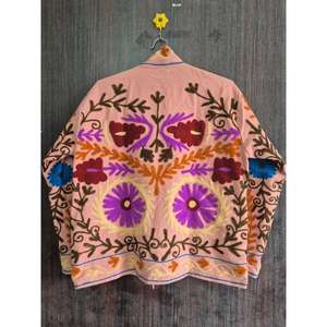 เสื้อแจ็คเก็ตกำมะหยี่ปักมือแบบซูซานี ย้อนกลับด้านได้ แบรนด์ SR Exports สไตล์โบโฮวินเทจ ลายดอกไม้ แนวชาติพันธุ์ สำหรับฤดูหนาวและฤดูใบไม้ร่วง ดีไซน์ไม่ซ้ำใคร - Product Image 1
