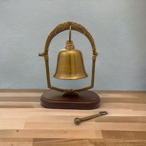 Campana de escritorio antigua de latón y madera con base de madera, campana colgante con martillo para decoración de recepción de hotel - Product Image 4