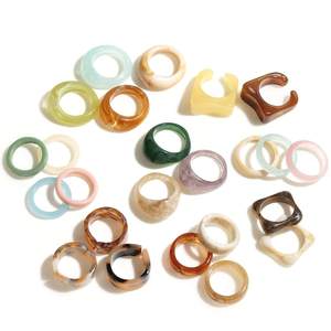 Anillos de Moda Tradicionales Esculpidos en Acrílico, Forma Personalizada, Diseño Artístico, Joyería de Diseño Multicolor - Product Image 1