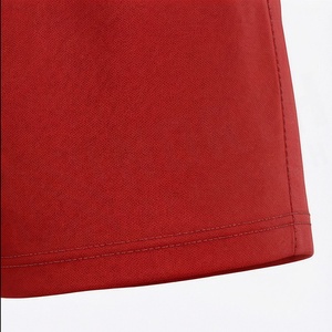 T-shirt sportif à manches courtes pour femme, motif géométrique rouge, col rond, séchage rapide, en polyester tricoté, toutes saisons, coupe classique - Product Image 3