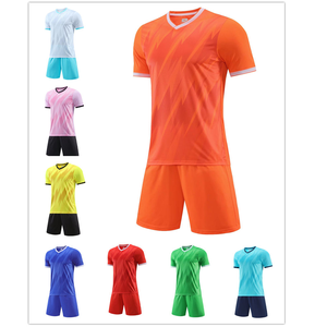 Ensemble de maillots de football pour hommes, design à rayures sublimées personnalisés OEM, 100% polyester, respirant, séchage rapide, vêtements de football écologiques pour équipe - Product Image 1