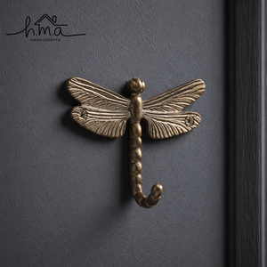 Gancho de Pared de Latón Macizo con Acabado Antiguo, Diseño de Libélula, Hecho a Mano, Resistente, para Abrigos, Sombreros, Toallas, Batas, Llaves, Decorativo, Inspirado en la Naturaleza - Product Image 1