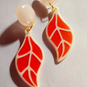 Boucles d'oreilles de créateur faites main haut de gamme, motif feuille, élégantes, en perles de rocaille, design unique, bijoux faits main tendance, design créatif - Product Image 1