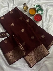 Sari indien ethnique de luxe en soie de litchi douce, imprimé feuille d'or, avec chemisier à motif quadrillé contrastant, pour mariage traditionnel et style Antra, idéal pour l'hiver et le soleil. - Product Image 6