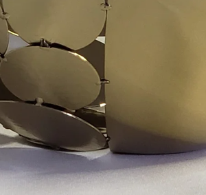 ชามทองเหลืองลายเหรียญหรูหราสำหรับตกแต่งโต๊ะกาแฟสไตล์ร่วมสมัย รุ่น Golden Horizon - Product Image 2