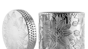 Nuevo diseño de portavelas de aluminio plateado con relieve y tapa, con patrón floral, para velas de cera de soja perfumadas, se ofrece personalización. - Product Image 2