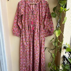 Vestido largo de algodón 100% estampado a mano con cuello en V y manga larga, estilo casual indio para mujer. - Product Image 1