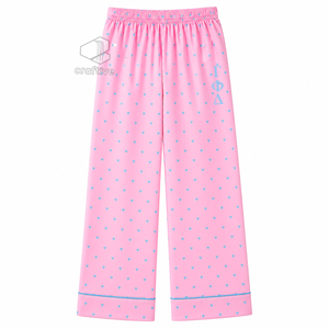Ensemble de pyjama en satin rose à imprimé cœur pour femme Gamma Phi Delta, boutonné sur le devant, manches longues, col cranté, passepoil contrastant - Product Image 4