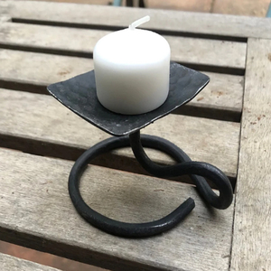 Porte-bougie rustique en fer noir forgé à la main avec base en feuille de laiton - Product Image 5