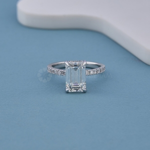 Bague élégante en or blanc avec diamant de laboratoire taille émeraude, bijou raffiné pour femme, provenance Inde. - Product Image 1