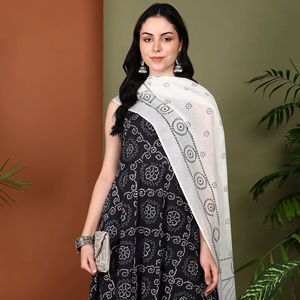 Conjunto de Kurta, Pantalón y Dupatta de Algodón Negro con Estampado Bandhani, Cuello Halter, Sin Mangas, Corte en A, Secado Rápido, Protección Solar, Elegante, para Verano - Product Image 1