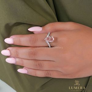 Bague solitaire élégante en diamant rose fantaisie taille poire avec pierre centrale certifiée IGI, tête en métaux mélangés et bande pavée multi-rangs - Product Image 5