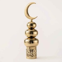 Sculpture Totem Sphérique Martelée Dorée de Luxe – Base en Calligraphie Arabe Découpée avec Décoration en Forme de Croissant de Lune pour Salon