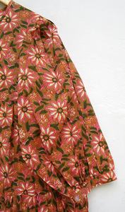 Nouveauté, mini robe bohème pour femme, magnifique mousseline de soie rose imprimé floral, encolure ronde avec liens tissés, style mini maxi - Product Image 3