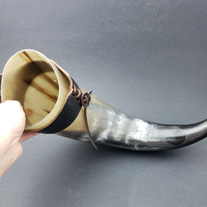Jarra Vikinga Auténtica de Diseño Clásico para Bebidas Frías, Vaso para Whisky con Funda de Cinturón, Soporte para Cuerno de Caza - Product Image 1