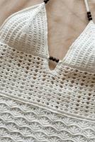 Robe mini blanche en crochet faite main avec motif en dentelle et dos à nouer, taille empire illusion, pour les vacances d'été
