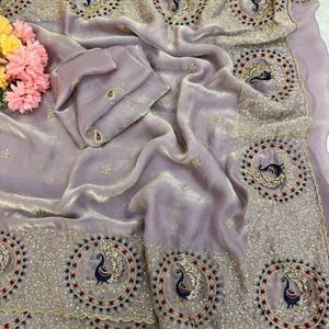 Sari en satin premium avec broderie de fils et de paillettes, accompagné d'un chemisier de créateur, fabriqué par Royal Export - Product Image 4