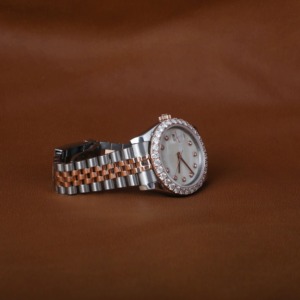 Montre Aurevail VVS Moissanite en or entièrement sertie de pierres, boîtier rond classique, cadran blanc, chiffres romains, lunette cannelée, montre de luxe personnalisée - Product Image 4