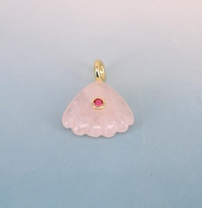 จี้หินโรสควอตซ์แกะสลักด้วยมือ - จี้ชุบทอง - Product Image 1