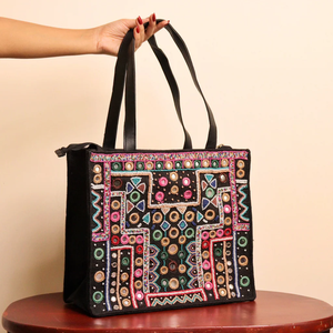 Sac fourre-tout en tissu brodé à la main, de qualité supérieure, de la marque Lemon Capri, fabriqué directement par un artisan indien, pour femmes, par Whimsy Art Craft. - Product Image 1