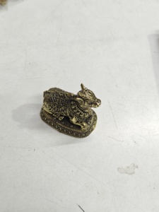 Estatua de Toro Nandi de Latón Hecha a Mano, Ídolo Decorativo Hindú, Regalo Espiritual para el Hogar o Templo Tradicional Indio - Product Image 1