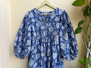 เดรสแม็กซี่ลำลองพิมพ์ลายด้วยมือสำหรับฤดูร้อนสำหรับผู้หญิง ผ้าฝ้าย 100% เสื้อคลุมอินเดีย คอวี แขนยาว ลายดอกไม้ เดรสแม็กซี่ยาว - Product Image 2