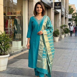 Conjunto de Kurti y Pantalón de Seda Romana Premium con Bordado a Mano, Estampado Digital y Dupatta de Chanderi con Latkan - Product Image 1