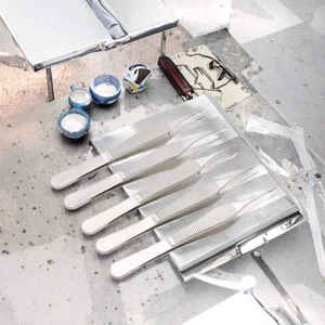 Pinces d'extraction en titane résistantes aux taches pour les procédures de greffe de cheveux par Endochoice Medical - Product Image 2