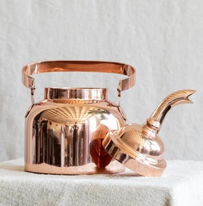 Théière en cuivre de luxe traditionnelle avec une belle becquetée courbée, une poignée décorative en cuivre, un couvercle assorti sécurisé, forme classique arrondie - Product Image 2