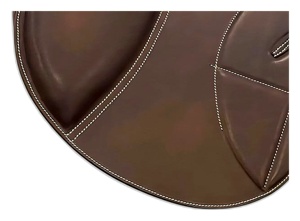 Selle d'équitation anglaise en cuir véritable marron, personnalisable, confortable, avec quincaillerie en laiton nickelé et arceau en bois - Product Image 5