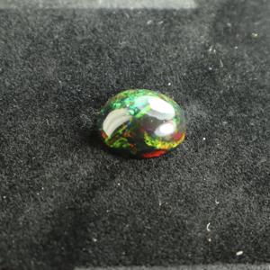 พลอยโอปอลสีดำธรรมชาติทรงรีขนาด 6.55 กะรัต ขัดเงา พร้อมแสงเล่นสี/แสงไฟ สำหรับทำเครื่องประดับ ขนาด 15x12 มม. - Product Image 3
