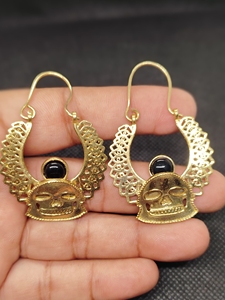 Pendientes de gancho chapados en oro con piedra preciosa de ónix negro tallada en perla para mujer - Product Image 1