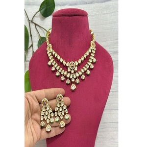 Magnifique ensemble collier et boucles d'oreilles en laiton plaqué or de qualité supérieure, orné de Kundan, Moissanite et Meena, pour femme, idéal pour mariage, tendance et traditionnel - Product Image 1