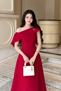 Vestido Esther con hombros descubiertos en corte A en color rojo |   Estilo elegante y femenino |   Diseño con hombros descubiertos |   Moda moderna para mujeres - Product Image 6