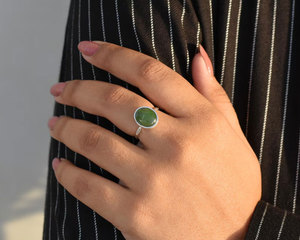 Bague artisanale en laiton avec pierre verte pour femme, design minimaliste rond cabochon, style vintage, bijou bohème fait main, cadeau - Product Image 4