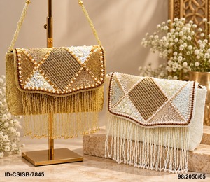 Sacs de soirée en perles faits à la main en gros avec broderie géométrique, perles et longues franges pour mariage et fête - Product Image 3