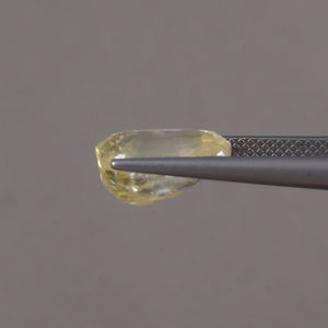 ไพลินสีเหลือง ได้รับการรับรองจาก IGI เกรด AAA พลอยแท้ธรรมชาติ ขนาด 12x9 มม. รูปทรงคุชชั่น น้ำหนัก 7.06 กะรัต แบบเม็ดเดี่ยว เปลี่ยนสีได้ ผ่านการเคลือบน้ำมัน - Product Image 2