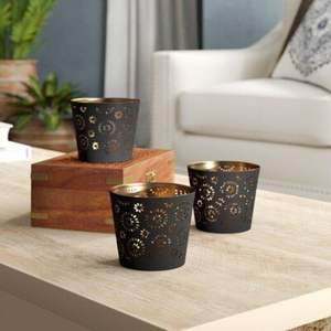 Elegante portavelas metálico que ofrece una luz de vela suave, creando una armonía tranquila en espacios interiores refinados. - Product Image 3