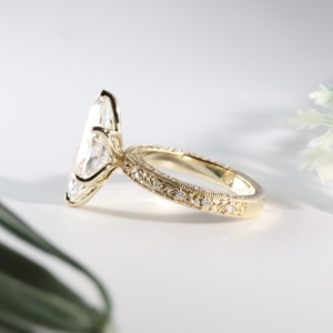 Anillo de boda vintage con diamantes marquise, estilo antiguo impresionante, con patrones florales y de hojas grabados, y grabado milgrain. - Product Image 4