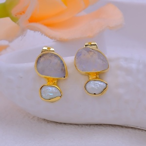 Boucles d'oreilles clous en pierre de lune arc-en-ciel brute avec collier en laiton perlé, pierre précieuse naturelle, pierre de naissance de juin, fabrication artisanale, plaqué or, clous tendance - Product Image 3